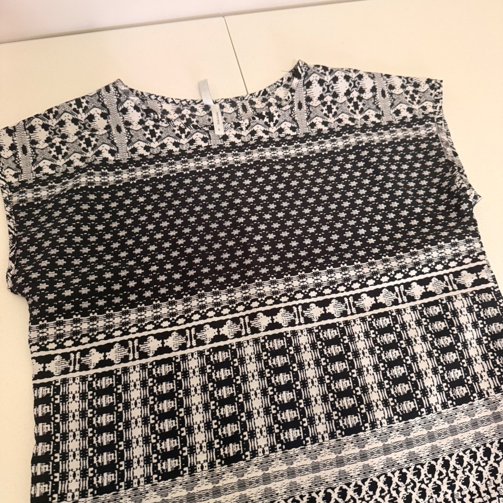 Live 4 Truth Womens Small Black White Geometric Tribal Print Cap Sleeve Blouse